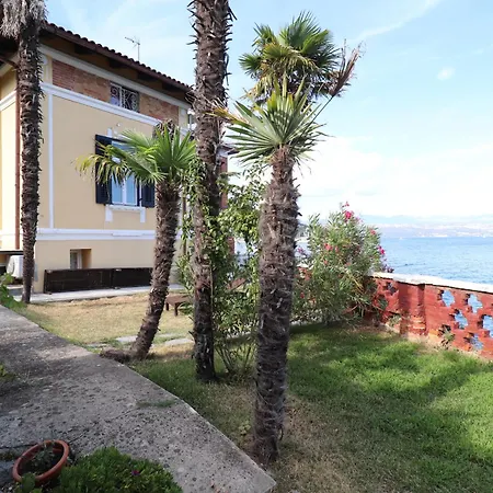 In Mery On The Sea Apartment